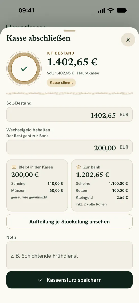 Kassensturz: „Kasse abschließen“ mit Siegel „Kasse stimmt“ bei 1.402,65 €, Wechselgeld von 200,00 € in der Kasse und 1.202,65 € zur Bank, aufgeteilt nach Scheinen, Rollen und Kleingeld