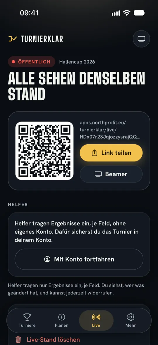 Turnierklar: öffentlicher Live-Stand „Alle sehen denselben Stand“ für den Hallencup 2026 mit QR-Code, „Link teilen“ und „Beamer“, darunter die Einladung von Helfern