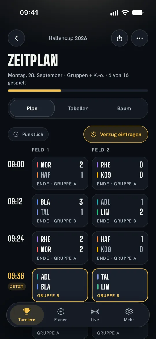 Turnierklar: Zeitplan des Hallencups 2026 mit Gruppen und K.-o.-Runde, Spielen auf zwei Feldern ab 9 Uhr und dem laufenden Spiel um 9:36 Uhr